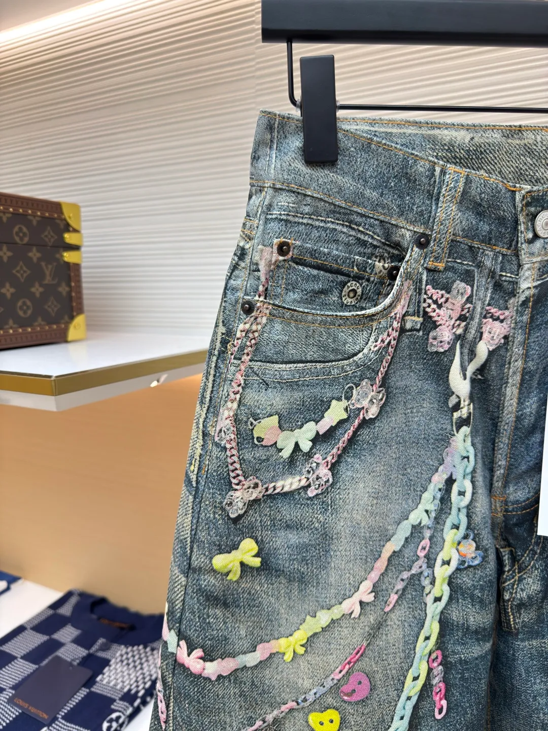 Acne Studios chain 3D printed straight jeans ●Authentic product: Purchased and developed by 4379 ●Item number: 1680156-A75 ●Material: denim ●Technology: Printing ●Version: fitted version ●Weight: about 600 grams ●Size: 42-44-46-48-50-52 ●Description: 1981M jeans are loosely cut, low-waisted, wide-legged and long. Decorated with a seasonal trompe l'oeil print and made from mid-blue washed non-stretch denim. The overall wiring is straight and delicate, the fabric is comfortable and soft, and the color is consistent without color difference. It can be matched with the same style to create a fashionable look and control various occasions. Customized accessories, complete with three standards, same style for men and women!